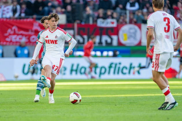 Mikey Moore (1. FC Köln), No. 47, in a tackle with Philipp Sander (Borussia Mönchengladbach), No. 16, passes the ball back. 1. FC Köln vs. Borussia Mönchengladbach, Soccer, Bundesliga, Matchday 5, 2026–27 season, October 12, 2026. DFL regulations prohibit any use of photographs as image sequences and or quasi-video, 1. FC Köln vs. Borussia Mönchengladbach, soccer, Bundesliga, Matchday 5, 2026–27 season, October 12, 2026, Cologne Copyright: xEibner-Pressefoto LukasxBaldygax EP_LBA