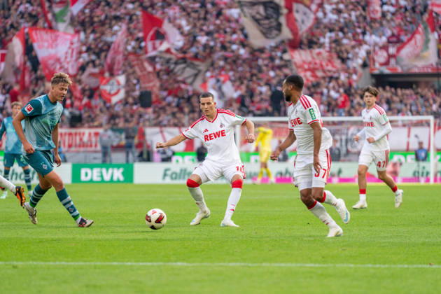 Jan Leszczynski of Borussia Mönchengladbach (No. 05) watches as Said El Mala of 1. FC Köln (No. 10) passes to Linton Maina of 1. FC Köln (No. 37) during the match between 1. FC Köln and Borussia Mönchengladbach, Soccer, Bundesliga, Matchday 5, 2026–27 Season, October 12, 2026, DFL regulations prohibit any use of photographs as image sequences and or quasi-video, 1. FC Köln vs. Borussia Mönchengladbach, Soccer, Bundesliga, Matchday 5, 2026–27 Season, October 12, 2026, Cologne Copyright: xEibner-Pressefoto LukasxBaldygax EP_LBA