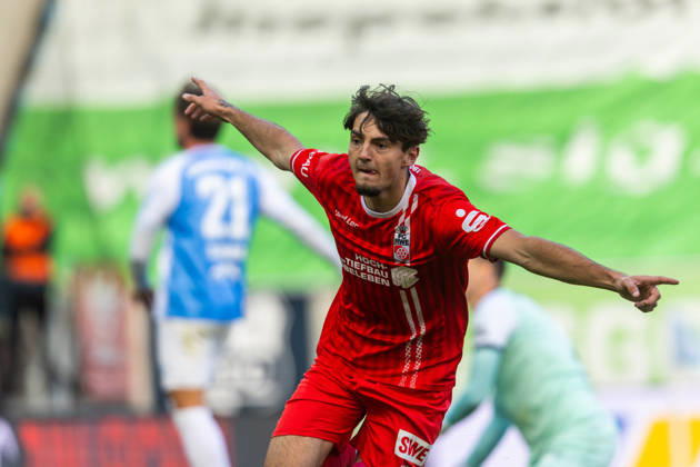 Chemnitz, 111026, Soccer: Northeast Regional League, Chemnitzer FC vs. FC Rot-Weiß Erfurt. Pictured: Dustin Forkel of Erfurt scoring the goal that tied the game at 1–1.