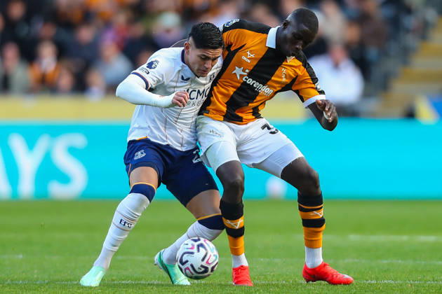 Hull City v Everton, Premier League Nobel Mendy Of Hull City battles with Carlos Alcaraz Of Everton during the Hull City v Everton Premier League match at the MKM Stadium, Hull, England on 11 October 2026 Credit: Lee Keuneke Every Second Media Editorial use only. All images are copyright Every Second Media Limited. No images may be reproduced without prior permission. All rights reserved. Premier League and Football League images are subject to licensing agreements with Football DataCo Limited. see https: www.football-dataco.com Copyright: xIMAGO EveryxSecondxMediax ESM-2204-0075 LeexKeunekex xEveryxSecondxMediax