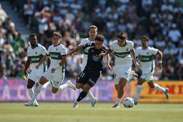 Elche CF v RC Celta de Vigo - LaLiga EA Sports ELCHE, SPAIN - OCTOBER 11: Pablo Duran of Celta de Vigo competes for the ball with Gonzalo Villar of Elche CF during to the LaLiga 2026 27 EA Sports match between Elche CF and RC Celta de Vigo at Manuel Martinez Valero Stadium on October 11, 2026, in Elche, Spain. (Photo by Francisco Macia Photo Players Images Magara Press) Elche Martinez Valero Stadium Spain Copyright: xFranciscoxMaciax