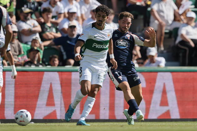 Elche CF v RC Celta de Vigo - LaLiga EA Sports ELCHE, SPAIN - OCTOBER 11: Roy Revivo of Elche CF competes for the ball with Javi Rueda of Celta de Vigo during to the LaLiga 2026 27 EA Sports match between Elche CF and RC Celta de Vigo at Manuel Martinez Valero Stadium on October 11, 2026, in Elche, Spain. (Photo by Francisco Macia Photo Players Images Magara Press) Elche Martinez Valero Stadium Spain Copyright: xFranciscoxMaciax