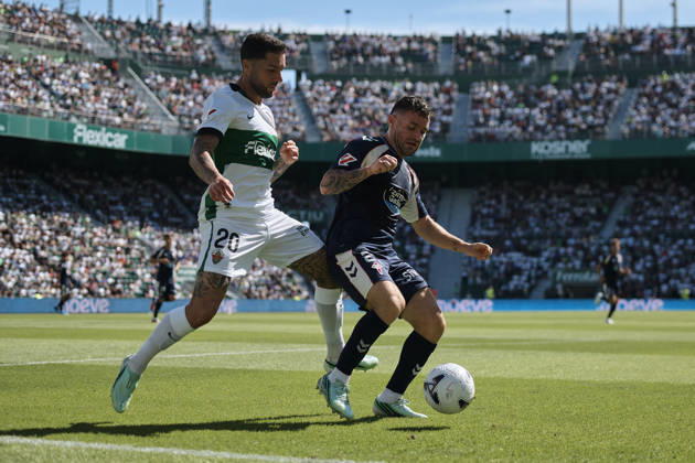 Elche CF v RC Celta de Vigo - LaLiga EA Sports ELCHE, SPAIN - OCTOBER 11: Javi Galan of Celta de Vigo competes for the ball with Tete Morente of Elche CF during to the LaLiga 2026 27 EA Sports match between Elche CF and RC Celta de Vigo at Manuel Martinez Valero Stadium on October 11, 2026, in Elche, Spain. (Photo by Francisco Macia Photo Players Images Magara Press) Elche Martinez Valero Stadium Spain Copyright: xFranciscoxMaciax