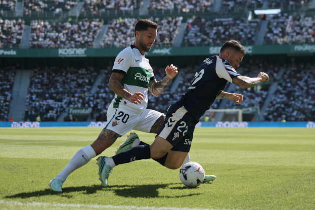 Elche CF v RC Celta de Vigo - LaLiga EA Sports ELCHE, SPAIN - OCTOBER 11: Javi Galan of Celta de Vigo competes for the ball with Tete Morente of Elche CF during to the LaLiga 2026 27 EA Sports match between Elche CF and RC Celta de Vigo at Manuel Martinez Valero Stadium on October 11, 2026, in Elche, Spain. (Photo by Francisco Macia Photo Players Images Magara Press) Elche Martinez Valero Stadium Spain Copyright: xFranciscoxMaciax