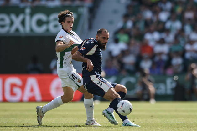 Elche CF v RC Celta de Vigo - LaLiga EA Sports ELCHE, SPAIN - OCTOBER 11: Javi Morcillo of Elche CF competes for the ball with Borja Iglesias of Celta de Vigo during to the LaLiga 2026 27 EA Sports match between Elche CF and RC Celta de Vigo at Manuel Martinez Valero Stadium on October 11, 2026, in Elche, Spain. (Photo by Francisco Macia Photo Players Images Magara Press) Elche Martinez Valero Stadium Spain Copyright: xFranciscoxMaciax