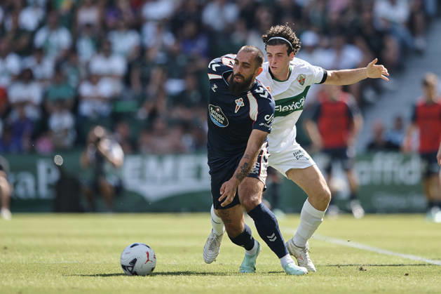 Elche CF v RC Celta de Vigo - LaLiga EA Sports ELCHE, SPAIN - OCTOBER 11: Javi Morcillo of Elche CF competes for the ball with Borja Iglesias of Celta de Vigo during to the LaLiga 2026 27 EA Sports match between Elche CF and RC Celta de Vigo at Manuel Martinez Valero Stadium on October 11, 2026, in Elche, Spain. (Photo by Francisco Macia Photo Players Images Magara Press) Elche Martinez Valero Stadium Spain Copyright: xFranciscoxMaciax