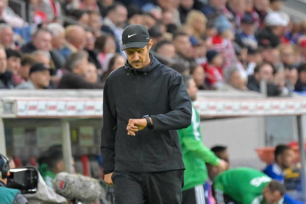 Julian Schuster, SC Freiburg coach, looks at his watch (GER), SC Freiburg vs. Schalke 04, soccer, Bundesliga, Matchday 5, 2026–2027 season, October 11, 2026 DFL and DFB regulations prohibit any use of photographs as image sequences and or quasi-video GER, SC Freiburg vs. Schalke 04, soccer, Bundesliga, Matchday 5, 2026–2027 season, October 11, 2026, Freiburg Copyright: xEibner-Pressefotox EP_THS