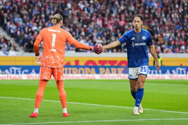 Bundesliga Matchday 1: SC Freiburg vs. FC Schalke 04, October 11, 2026—Loris Karius (FC Schalke 04) and Nikola Katic FC Schalke 04, 25 players high-fiving each other, 1 Bundesliga SC Freiburg vs. FC Schalke 04, Europa-Park Stadium, October 11, 2026 DFB DFL REGULATIONS PROHIBIT ANY USE OF PHOTOGRAPHS AS IMAGE SEQUENCES AND OR QUASI-VIDEO u009D Copyright: xBEAUTIFULxSPORTS Boscox