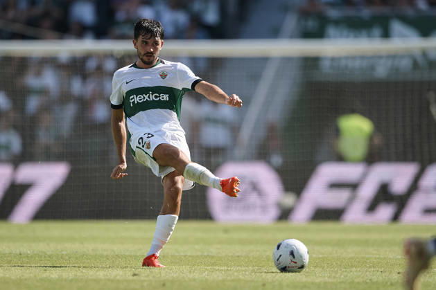 Elche CF v RC Celta de Vigo - LaLiga EA Sports ELCHE, SPAIN - OCTOBER 11: Victor Chust of Elche CF passes the ball during to the LaLiga 2026 27 EA Sports match between Elche CF and RC Celta de Vigo at Manuel Martinez Valero Stadium on October 11, 2026, in Elche, Spain. (Photo by Francisco Macia Photo Players Images Magara Press) Elche Martinez Valero Stadium Spain Copyright: xFranciscoxMaciax