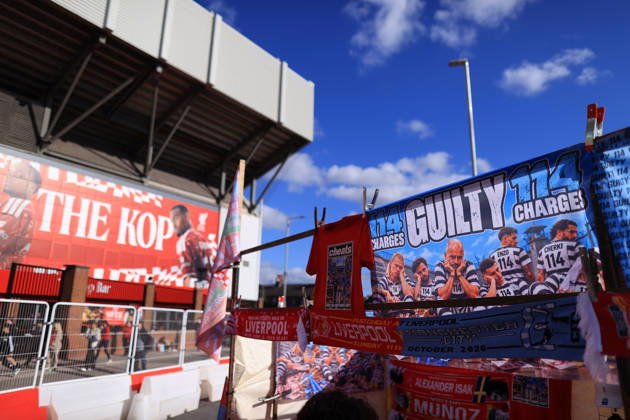 Liverpool gegen Manchester City, 11. Oktober 2026, Premier League: Fanartikel zum Spiel Liverpool gegen Manchester City mit den Aufdrucken Guilty™ und Cheats™ – in Anspielung auf die jüngsten gerichtlichen Verurteilungen wegen Verstößen gegen die Finanzregeln. Foto: Simon Stacpoole, Offside Liverpool, Großbritannien Copyright: xSimonxStacpoolexOffside