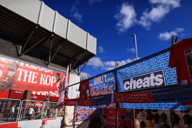Liverpool gegen Manchester City, 11. Oktober 2026, Premier League: Fanartikel zum Spiel Liverpool gegen Manchester City mit den Aufdrucken Guilty™ und Cheats™ – in Anspielung auf die jüngsten gerichtlichen Verurteilungen wegen Verstößen gegen die Finanzregeln. Foto: Simon Stacpoole, Offside Liverpool, Großbritannien Copyright: xSimonxStacpoolexOffside