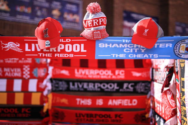 Liverpool gegen Manchester City, 11. Oktober 2026, Premier League: Fanartikel zum Spiel Liverpool gegen Manchester City mit den Aufdrucken Guilty™ und Cheats™ – in Anspielung auf die jüngsten gerichtlichen Verurteilungen wegen Verstößen gegen die Finanzregeln. Foto: Simon Stacpoole, Offside Liverpool, Großbritannien Copyright: xSimonxStacpoolexOffside