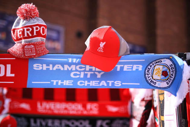 Liverpool gegen Manchester City, 11. Oktober 2026, Premier League: Fanartikel zum Spiel Liverpool gegen Manchester City mit den Aufdrucken Guilty™ und Cheats™ – in Anspielung auf die jüngsten gerichtlichen Verurteilungen wegen Verstößen gegen die Finanzregeln. Foto: Simon Stacpoole, Offside Liverpool, Großbritannien Copyright: xSimonxStacpoolexOffside