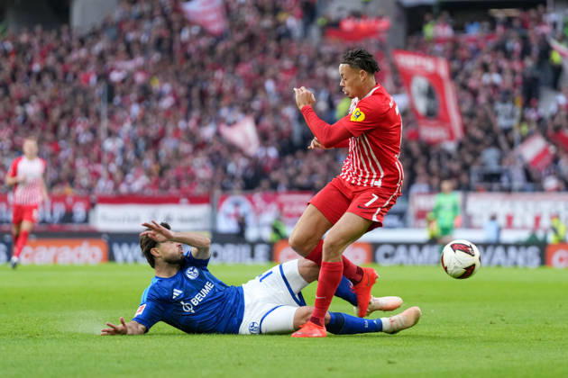 Adrian Gantenbein (FC Schalke 04, 17) in a tackle with Derry Scherhant (SC Freiburg, 07), Germany, Soccer, Bundesliga 1, Matchday 5, 2026–2027, SC Freiburg vs. FC Schalke 04, October 11, 2026, Europa-Park Stadium, Freiburg, Baden-Württemberg, Germany Copyright: xArnexAmbergx