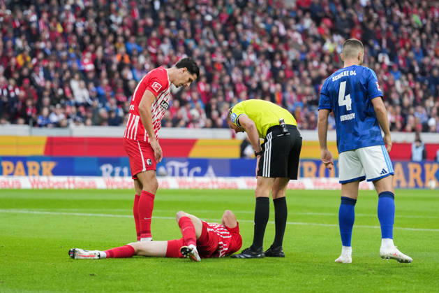 1 Bundesliga: SC Freiburg vs. FC Schalke 04, October 11, 2026. Matthias Ginter of SC Freiburg, 28, remains on the ground after a header duel, and referee Martin Petersen checks on him. 1 Bundesliga: SC Freiburg vs. FC Schalke 04, Europa-Park Stadium, October 11, 2026 DFB and DFL regulations prohibit any use of photographs as image sequences and or quasi-video. Copyright: xBEAUTIFULxSPORTS Boscox