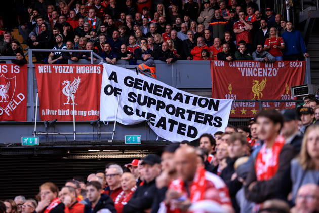Liverpool gegen Manchester City, 11. Oktober 2026, Premier League: Liverpool gegen Manchester City – Liverpool-Fans halten Transparente hoch, auf denen sie sich zu dem Urteil wegen finanzieller Verfehlungen von Manchester City äußern. Foto: Simon Stacpoole, Offside Liverpool, Großbritannien Copyright: xSimonxStacpoolexOffside