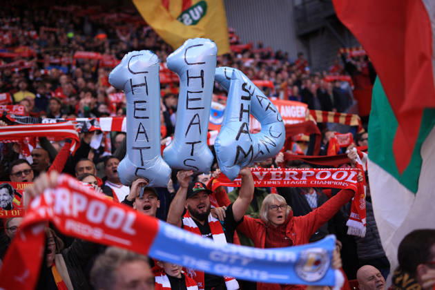 Liverpool gegen Manchester City, 11. Oktober 2026, Premier League: Liverpool gegen Manchester City – Liverpool-Fans halten eine aufblasbare 114 hoch, als Reaktion auf das Urteil wegen finanzieller Vergehen gegen Manchester City. Foto: Simon Stacpoole, Offside Liverpool, Großbritannien Copyright: xSimonxStacpoolexOffside
