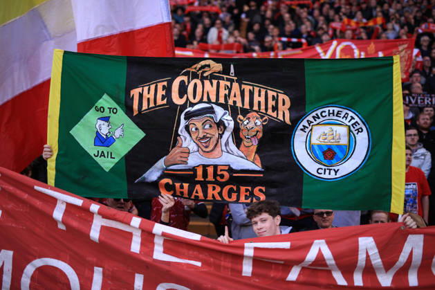 Liverpool gegen Manchester City, 11. Oktober 2026, Premier League: Liverpool gegen Manchester City – Liverpool-Fans halten Transparente hoch, auf denen sie sich zu dem Urteil im Finanzskandal um Manchester City äußern. Foto: Simon Stacpoole, Offside Liverpool, Großbritannien Copyright: xSimonxStacpoolexOffside