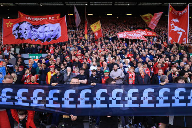 Liverpool gegen Manchester City, 11. Oktober 2026, Premier League: Liverpool gegen Manchester City – Liverpool-Fans halten Transparente hoch, auf denen sie sich zum Schuldspruch gegen Manchester City wegen finanzieller Vergehen und zu den 114 Anklagepunkten äußern. Foto: Simon Stacpoole, Offside Liverpool, Großbritannien Copyright: xSimonxStacpoolexOffside