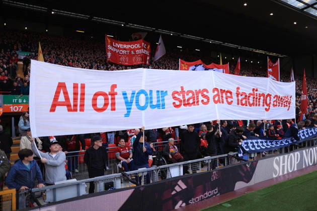 Liverpool gegen Manchester City, 11. Oktober 2026, Premier League: Liverpool gegen Manchester City – Liverpool-Fans halten Transparente hoch, auf denen sie sich zu dem Urteil wegen finanzieller Vergehen gegen Manchester City äußern. Foto: Simon Stacpoole, Offside Liverpool, Großbritannien Copyright: xSimonxStacpoolexOffside