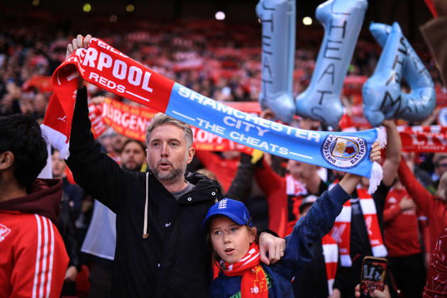 Liverpool gegen Manchester City, 11. Oktober 2026, Premier League: Liverpool gegen Manchester City – Liverpool-Fans halten einen Schal hoch, auf dem sie sich zu dem Urteil wegen finanzieller Verfehlungen von Manchester City äußern. Foto: Simon Stacpoole, Offside Liverpool, Großbritannien Copyright: xSimonxStacpoolexOffside