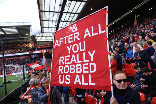 Liverpool gegen Manchester City, 11. Oktober 2026, Premier League: Liverpool gegen Manchester City – Liverpool-Fans halten Transparente hoch, auf denen sie sich zu dem Urteil wegen finanzieller Verfehlungen von Manchester City äußern. Foto: Simon Stacpoole, Offside Liverpool, Großbritannien Copyright: xSimonxStacpoolexOffside