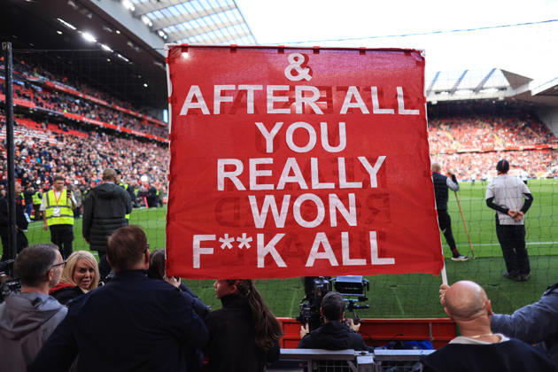 Liverpool gegen Manchester City, 11. Oktober 2026, Premier League: Liverpool gegen Manchester City – Liverpool-Fans halten Transparente hoch, auf denen sie sich zu dem Urteil wegen finanzieller Verfehlungen von Manchester City äußern. Foto: Simon Stacpoole, Offside Liverpool, Großbritannien Copyright: xSimonxStacpoolexOffside