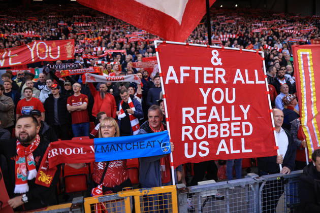 Liverpool gegen Manchester City, 11. Oktober 2026, Premier League: Liverpool gegen Manchester City – Liverpool-Fans halten Transparente hoch, auf denen sie sich zu dem Urteil wegen finanzieller Verfehlungen von Manchester City äußern. Foto: Simon Stacpoole, Offside Liverpool, Großbritannien Copyright: xSimonxStacpoolexOffside