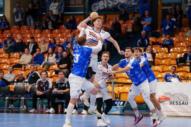 2nd Handball Bundesliga, Matchday 7: Dessau Roßlauer HV 06 vs. VfL Lübeck Schwartau; Magnus Holpert (VfL Lübeck Schwartau), No. 22 is guarded by Valentin Neagu of Dessau Roßlauer HV 06, No. 13 on October 11, 2026, at the Anhalt Arena, Dessau Roßlau, Saxony-Anhalt, Dessau Roßlau, Anhalt Arena, Saxony-Anhalt, Germany