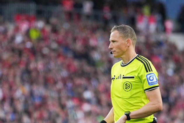 1 Bundesliga: SC Freiburg vs. FC Schalke 04, October 11, 2026; Martin Petersen, Referee; 1 Bundesliga: SC Freiburg vs. FC Schalke 04, Europa-Park Stadium, October 11, 2026 DFB DFL regulations prohibit any use of photographs as image sequences and or quasi-video. Copyright: xBEAUTIFULxSPORTS Boscox