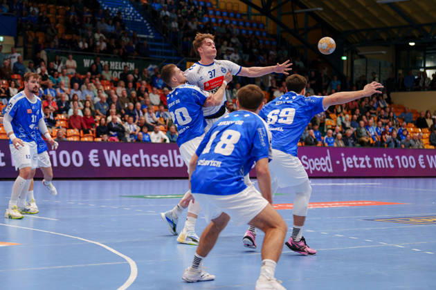 2nd Handball Bundesliga, Matchday 7: Dessau Roßlauer HV 06 vs. VfL Lübeck Schwartau; Leonard Zink of VfL Lübeck Schwartau, 37 passes the ball and is blocked by Leon Ciudad Benitez of Dessau Roßlauer HV 06, 20, on October 11, 2026, at the Anhalt Arena, Dessau Roßlau, Saxony-Anhalt, Dessau Roßlau, Anhalt Arena, Saxony-Anhalt, Germany