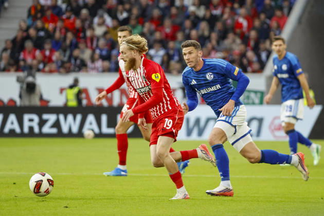 Niklas Beste of SC Freiburg, 19, and Robin Gosens of FC Schalke 04 in a footrace, Germany, soccer, Bundesliga 1, Matchday 5, 2026–2027, SC Freiburg vs. FC Schalke 04, October 11, 2026, Freiburg im Breisgau, Europa-Park Stadium, Germany Copyright: xGrantxHubbsx