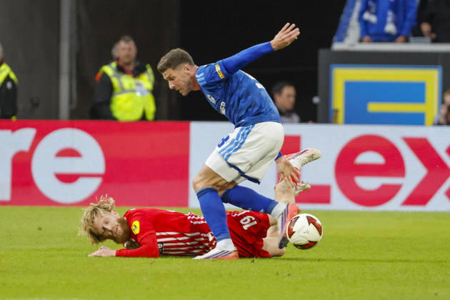 Niklas Beste of SC Freiburg, 19, and Robin Gosens of FC Schalke 08 in a tackle, Germany, soccer, Bundesliga 1, Matchday 5, 2026–2027, SC Freiburg vs. FC Schalke 04, October 11, 2026, Freiburg im Breisgau, Europa-Park Stadium, Germany Copyright: xGrantxHubbsx