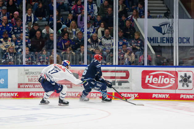 Caro Hirose, EHC Red Bull Munich, 17, and Eric Martinsson, Schwenninger Wild Wings, 46, GER, Schwenninger Wild Wings vs. EHC Red Bull Munich, ice hockey, PENNY DEL, Matchday 8, 2026–2027 season, October 11, 2026, GER, Schwenninger Wild Wings vs. EHC Red Bull Munich, Ice Hockey, PENNY DEL, Matchday 8, 2026–2027 Season, October 11, 2026, Schwenningen Copyright: xEibner-Pressefoto KirstenxJaegerx