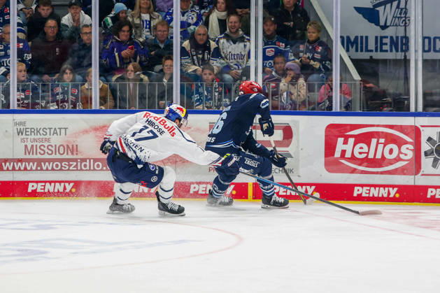 Caro Hirose, EHC Red Bull Munich, 17, and Eric Martinsson, Schwenninger Wild Wings, 46, GER, Schwenninger Wild Wings vs. EHC Red Bull Munich, ice hockey, PENNY DEL, Matchday 8, 2026–2027 season, October 11, 2026, GER, Schwenninger Wild Wings vs. EHC Red Bull Munich, Ice Hockey, PENNY DEL, Matchday 8, 2026–2027 Season, October 11, 2026, Schwenningen Copyright: xEibner-Pressefoto KirstenxJaegerx