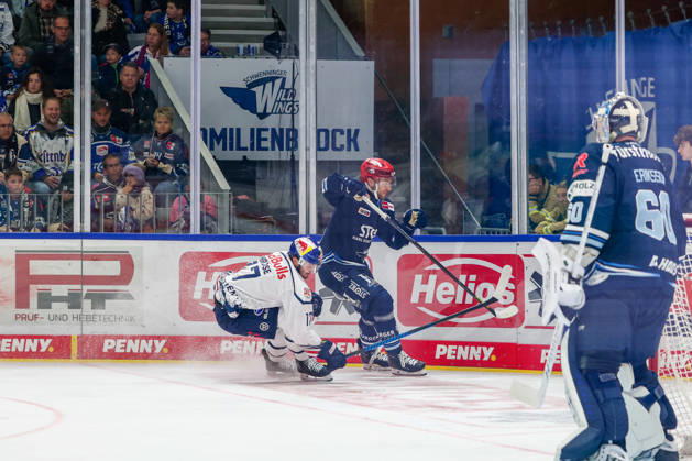 Caro Hirose, EHC Red Bull Munich, 17, and Eric Martinsson, Schwenninger Wild Wings, 46, GER, Schwenninger Wild Wings vs. EHC Red Bull Munich, ice hockey, PENNY DEL, Matchday 8, 2026–2027 season, October 11, 2026, GER, Schwenninger Wild Wings vs. EHC Red Bull Munich, Ice Hockey, PENNY DEL, Matchday 8, 2026–2027 Season, October 11, 2026, Schwenningen Copyright: xEibner-Pressefoto KirstenxJaegerx