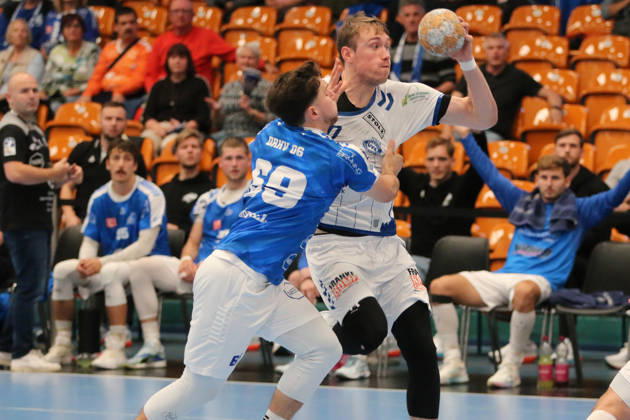 November 10, 2026 Men s Handball 2026–2027, 2nd Division, Matchday 7: Dessau Roßlauer HV 06 vs. VfL Lübeck Schwartau at Anhalt Arena, Dessau. Ole Hagedorn (Lübeck), 10, in a one-on-one battle with Niklas Döbbel (Dessau, 69, blue) Dessau Roßlau Saxony-Anhalt Germany