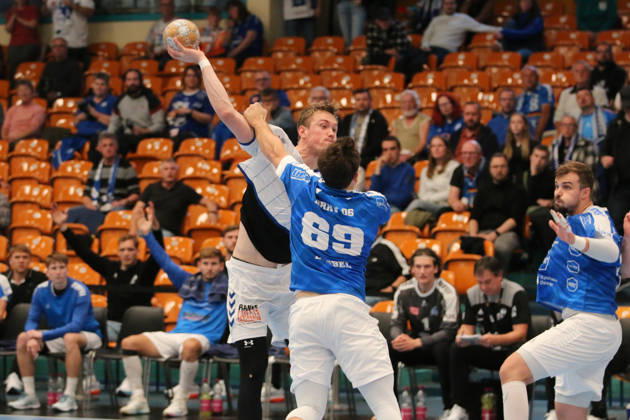 November 10, 2026 Men s Handball 2026–2027, 2nd Division, Matchday 7: Dessau Roßlauer HV 06 vs. VfL Lübeck Schwartau at Anhalt Arena, Dessau. Ole Hagedorn (Lübeck), 10, in a one-on-one battle with Niklas Döbbel (Dessau, 69, blue) Dessau Roßlau Saxony-Anhalt Germany
