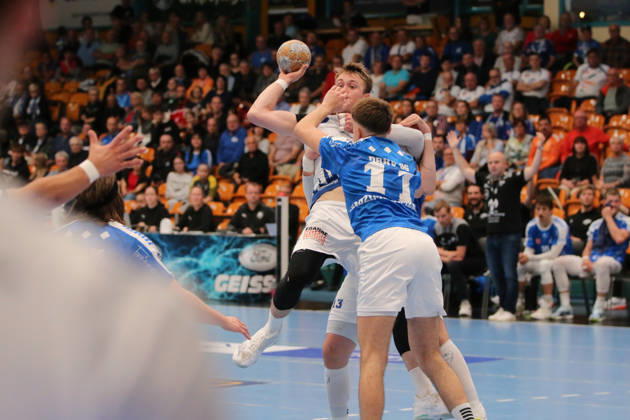 November 10, 2026 Men s Handball 2026–2027, 2nd Division, Matchday 7: Dessau Roßlauer HV 06 vs. VfL Lübeck Schwartau at Anhalt Arena, Dessau. Ole Hagedorn (Lübeck), 10, in a one-on-one battle with Alen Hadzimuhamedovic (Dessau, 11, blue) Dessau Roßlau Saxony-Anhalt Germany
