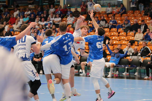 11 10 2026 Men s Handball 2026–2027, 2nd Division, Matchday 7: Dessau Roßlauer HV 06 vs. VfL Lübeck Schwartau at Anhalt Arena, Dessau; Niklas Döbbel (Dessau), 69, blue, blocks a shot by Magnus Holpert, Lübeck, 22, white; Dessau Roßlau, Saxony-Anhalt, Germany