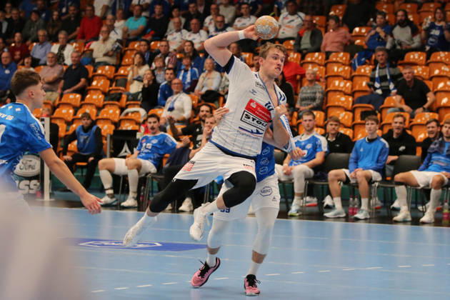 November 10, 2026 Men s Handball 2026–2027, 2nd Division, Matchday 7: Dessau Roßlauer HV 06 vs. VfL Lübeck Schwartau at Anhalt Arena, Dessau. Ole Hagedorn (Lübeck), 10, in white, is disrupted by Dessau’s 69, in blue, during a shot on goal by Niklas Döbbel Dessau, Saxony-Anhalt, Germany