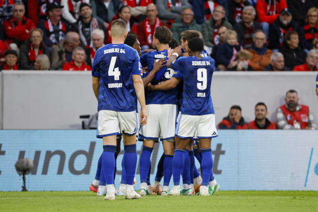 FC Schalke 04 celebrates Adrian Gantenbein s goal that tied the game at 1-1; FC Schalke, 17; joy, excitement, positive emotions, goal, Germany, soccer, Bundesliga 1, Matchday 5, 2026–2027, SC Freiburg vs. FC Schalke 04, October 11, 2026, Freiburg im Breisgau, Europa-Park Stadium, Germany Copyright: xGrantxHubbsx