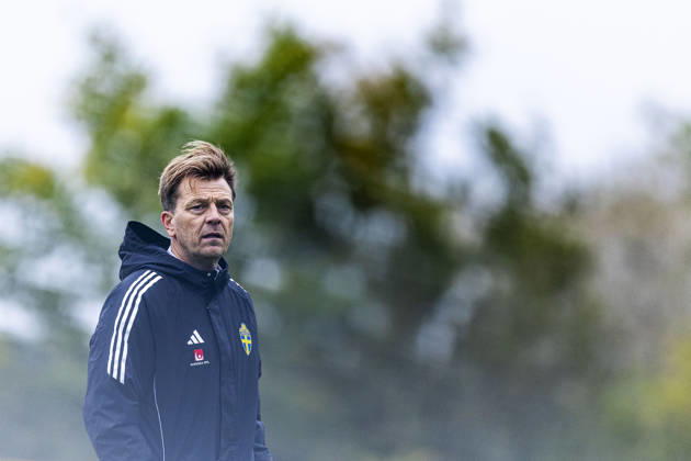 261011 Head coach Tony Gustavsson of Sweden during a training session on October 11, 2026, in Stockholm. Photo by Caisa Rasmussen, BILDBYRAN COP 353 CR0079: soccer, football, fotball, training, practice, Sweden, women s soccer Copyright: CAISAxRASMUSSEN BB261011CR044