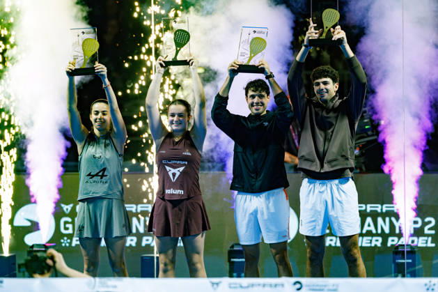 Sport Bilder des Tages DÜSSELDORF, GERMANY - 11 OCTOBER 2026: Image shows award ceremony of CUPRA Germany Premier Padel P2 2026 Winners Arturo Coello (ESP), Agustin Tapia (ARG), Martina Calvo (ESP) and Claudia Fernandez Sanchez (ESP) during CUPRA Germany Premier Padel P2 2026 Day 8: Finals at CASTELLO Düsseldorf on 11 10 2026 in Düsseldorf, Germany. Germany Copyright: xFröhlichxPascalx
