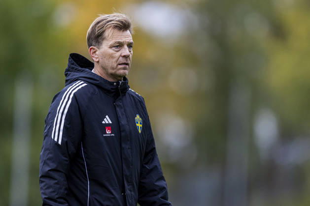 261011 Head coach Tony Gustavsson of Sweden during a training session on October 11, 2026, in Stockholm. Photo by Caisa Rasmussen, BILDBYRAN COP 353 CR0079: soccer, football, fotball, training, practice, Sweden, women s soccer Copyright: CAISAxRASMUSSEN BB261011CR045