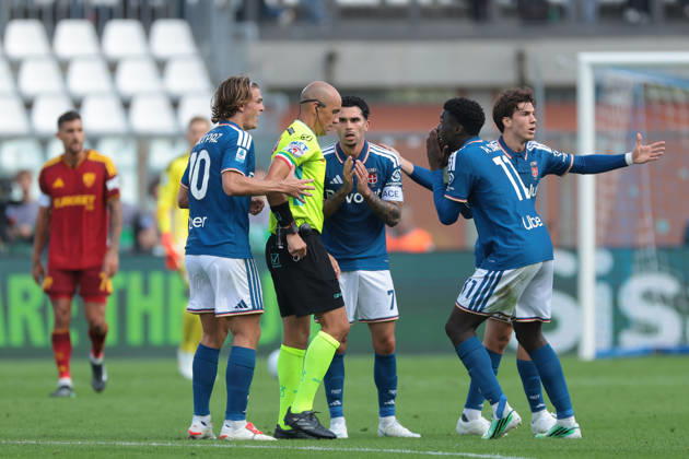 Como 1907 v AS Roma - Serie A - Season 2026-2027 Como, Italy, 11th October 2026. Lucas Da Cunha, Nico Paz and Maximo Perrone of Como 1907 protest to the Referee Michael Fabbri as team mate Assane Diao of Como 1907 is shown a yellow card for his reaction following a challenge during the Como 1907 vs AS Roma Serie A match at Stadio Giuseppe Sinigaglia, Como. Picture credit should read: Jonathan Moscrop Como Stadio Giuseppe Sinigaglia Italy