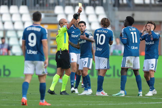 Como 1907 v AS Roma - Serie A - Season 2026-2027 Como, Italy, 11th October 2026. Lucas Da Cunha, Jacobo Ramon, Nico Paz and Maximo Perrone of Como 1907 protest to the Referee Michael Fabbri as team mate Assane Diao of Como 1907 is shown a yellow card for his reaction following a challenge during the Como 1907 vs AS Roma Serie A match at Stadio Giuseppe Sinigaglia, Como. Picture credit should read: Jonathan Moscrop Como Stadio Giuseppe Sinigaglia Italy