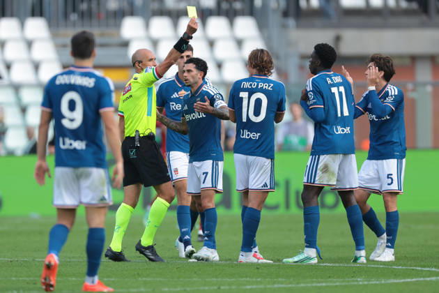 Como 1907 v AS Roma - Serie A - Season 2026-2027 Como, Italy, 11th October 2026. Lucas Da Cunha, Jacobo Ramon, Nico Paz and Maximo Perrone of Como 1907 protest to the Referee Michael Fabbri as team mate Assane Diao of Como 1907 is shown a yellow card for his reaction following a challenge during the Como 1907 vs AS Roma Serie A match at Stadio Giuseppe Sinigaglia, Como. Picture credit should read: Jonathan Moscrop Como Stadio Giuseppe Sinigaglia Italy