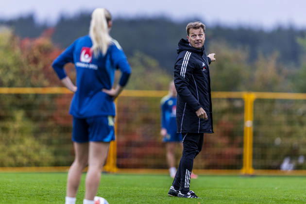 261011 Head coach Tony Gustavsson of Sweden during a training session on October 11, 2026, in Stockholm. Photo by Caisa Rasmussen, BILDBYRAN COP 353 CR0079: soccer, football, fotball, training, practice, Sweden, women s soccer Copyright: CAISAxRASMUSSEN BB261011CR046