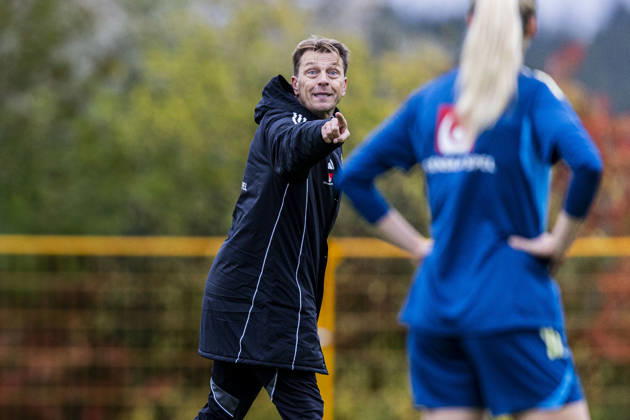 261011 Head coach Tony Gustavsson of Sweden during a training session on October 11, 2026, in Stockholm. Photo by Caisa Rasmussen, BILDBYRAN COP 353 CR0079: soccer, football, fotball, training, practice, Sweden, women s soccer  Copyright: CAISAxRASMUSSEN BB261011CR047